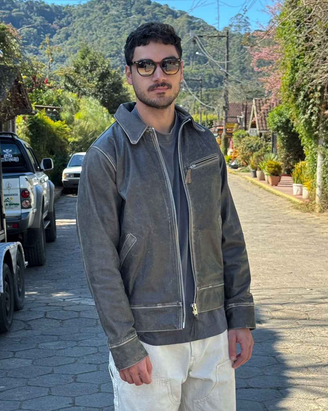 Jaqueta de couro marrom com efeito lixado